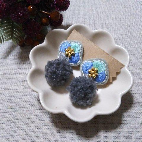 モフモフと小花の刺繍ピアス（ブルーグレー） 