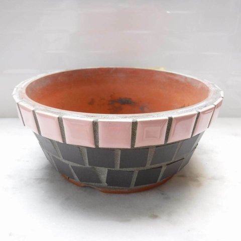 ピンクラインとブラックタイル張りの植木鉢（T-035)