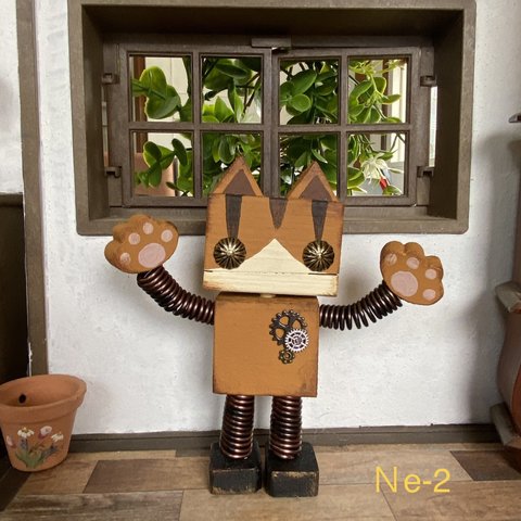 木のロボット　ネコ型　ハチワレキジ　Ｎe-2