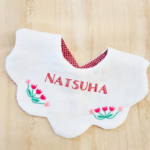 手刺繍✿チューリップ柄✿名入れベビースタイ・女の子・出産祝い☻