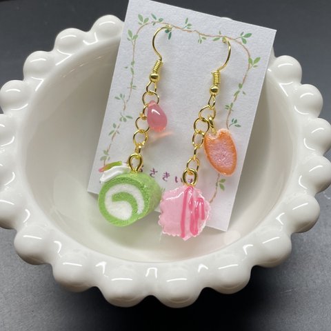 《受注生産》抹茶ロールケーキと桜マカロンのピアス♡フェイクスイーツ