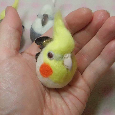 オカメインコ・ルチノー(赤目）☆マグネット/ブローチ どちらか選択    羊毛の小鳥   受注作成　オーダー可能　工房小鳥屋さん