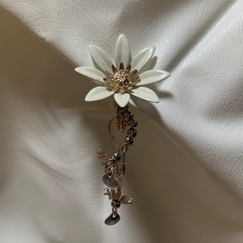 White flower erring 