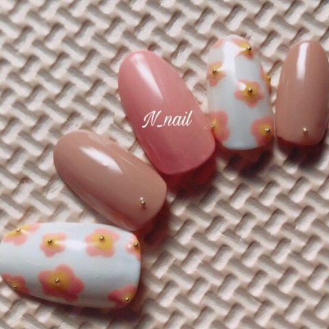 落ち着いた ベージュ×マカロンピンク お花ネイル