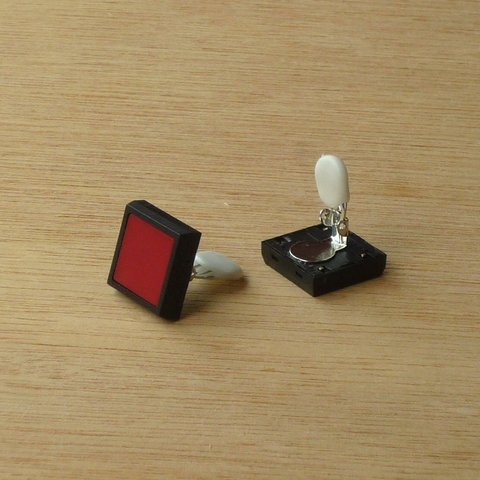 ゲームのボタンで作った耳飾り -赤-
