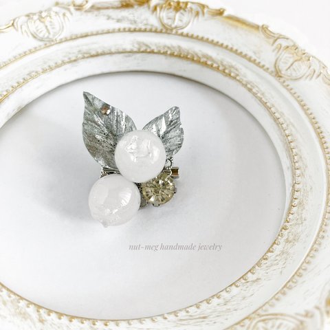 スノウベリーのブローチ一点物C(シルバー・２粒)(berry brooch/フェイクフード/フェイクスイーツ/スイーツデコ/フルーツ/果物/レジン/雪/結晶)