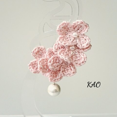 連なるお花の手編みイヤーカフ【左耳用】 ラメピンク