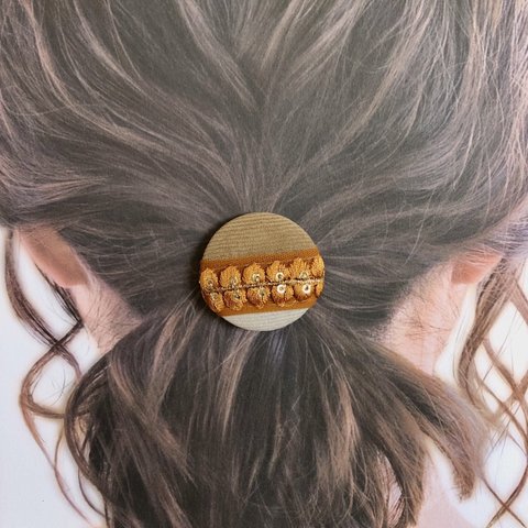 大人　【ヘアゴム】　刺繍リボン　コーデュロイ　秋　冬　あき　ふゆ　おとな　へあごむ　ヘアアクセ　ナチュラル　くるみボタン　髪ゴム　髪ごむ