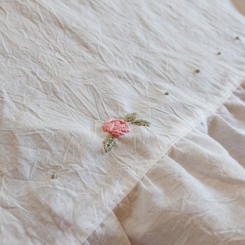 ホワイトコットン♪薔薇の刺繍の小さなフリルカフェカーテン 47cm×47.5cm
