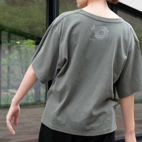 咲き編みの輪オーバーサイズTシャツ｜カーキ×シルバー