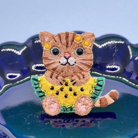 スイカ大好きなトラ猫 の手刺繍ブローチ