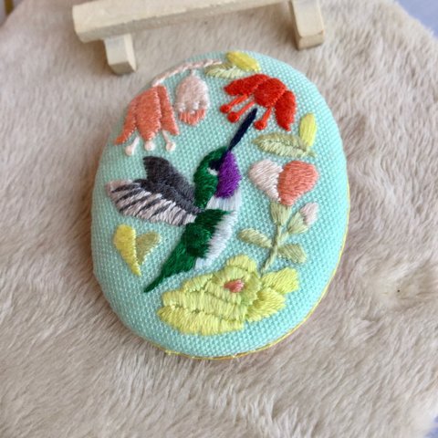 オリジナル手刺繍ブローチ　『羽ばたく宝石 ハチドリと幸せの花園』-*オーバル形　