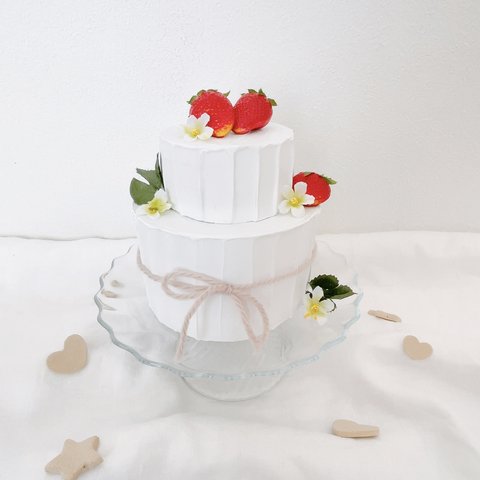 シンプルないちごの2段クレイケーキ♪バースデーケーキ♡クレイ誕生日ケーキ　記念日　お祝い　オーダーページ