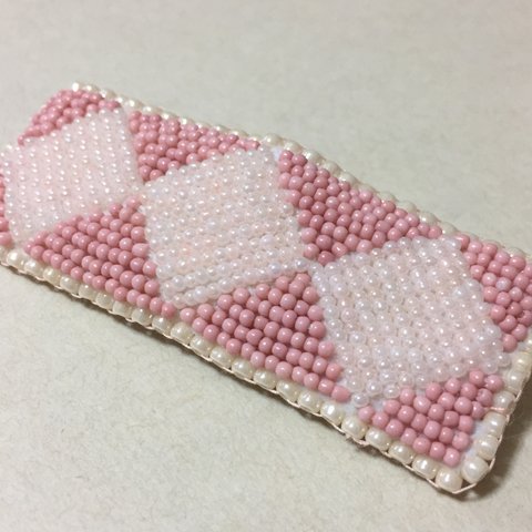 ビーズ刺繍のバレッタ