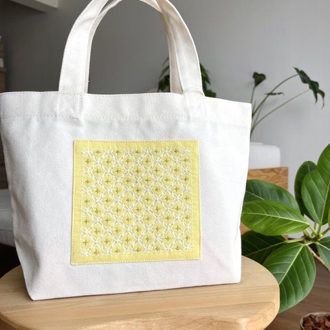 刺し子トートS　十字花刺し/黄色　刺繍　キャンバス　ランチバッグ　ミニトート　お散歩バッグ　お財布バッグ　ちょっとお出かけ　刺し子トート　小さめバッグ　お弁当　花柄　ミモザカラー　マチ付き