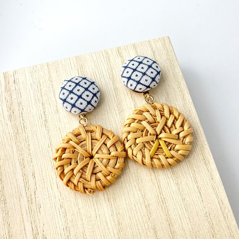 手染め pierced earrings 釦+　鹿子 籐茶