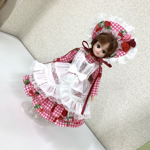 【送料無料】リカちゃんお洋服、ピンクのイチゴ柄エプロンワンピース5点セット（エプロン、ワンピース、ボンネット、ペチコート、靴下）A（77）