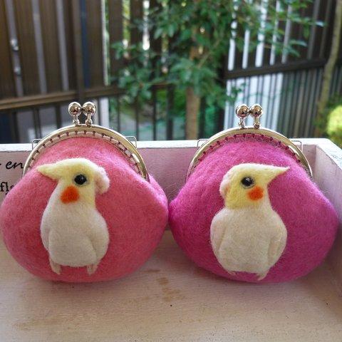 両面立体刺繍の飾るがま口（オカメインコ・ピンク）