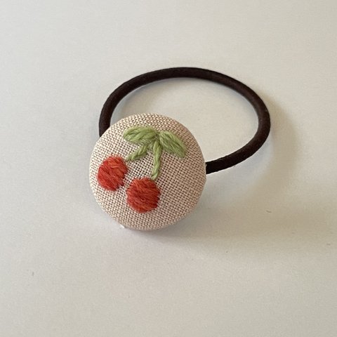 さくらんぼ刺繍　小さなヘアゴム  〈オーガニックウール糸〉