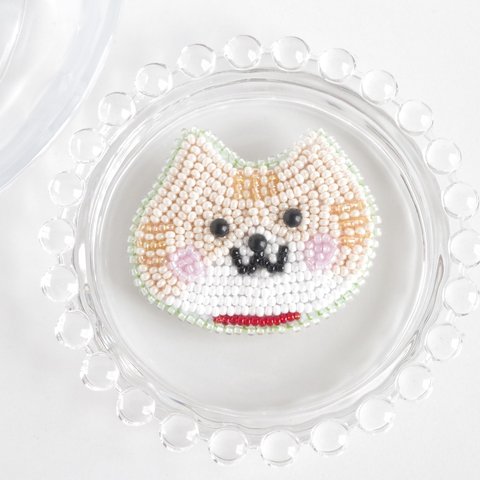 キュンキュンスマイル猫のブローチ　チャシロ（ビーズ刺繍）