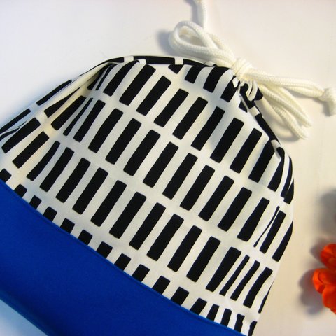 お着替え袋サイズ：北欧風ブラック四角×鮮やかブルー帆布のおしゃれ巾着