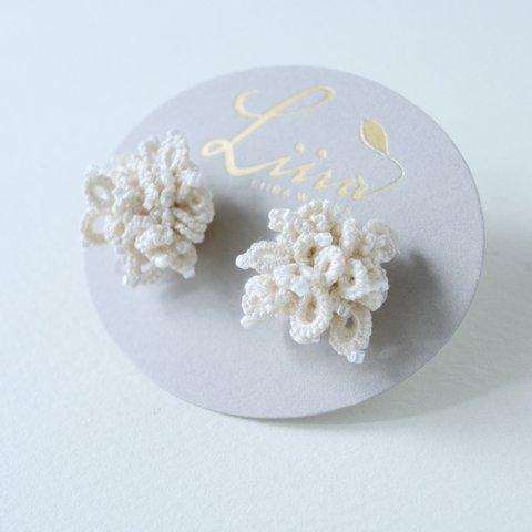 タティングレースのピアス Flower Pompon＜フラワーポンポン＞ ivory ※イヤリングに変更可