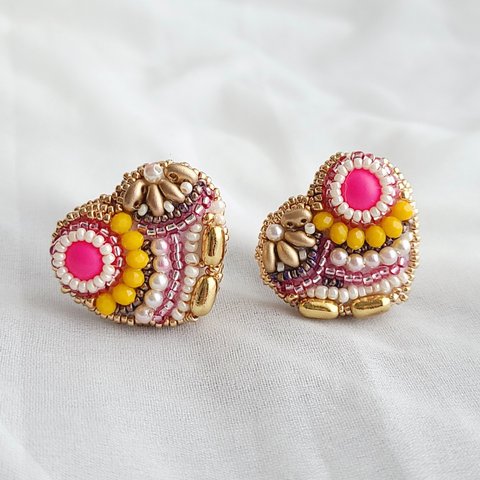 【NEW】キュートなハートの刺繍イヤリング、ピアス