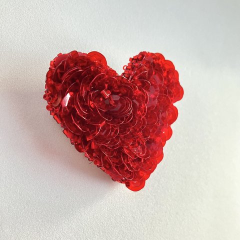 "cute kirari heart "キュートなきらりハート　スパンコール刺繍ブローチ