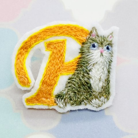 猫の刺繍ブローチ アルファベットP