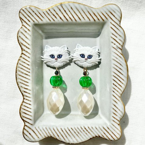 ❤️再販❤️シュールな猫のアクセサリー　白猫　ピアス　イヤリング　ブローチ　　昭和レトロ　レトロ　レトロポップ　ファンシー　大ぶり　緑　グリーン