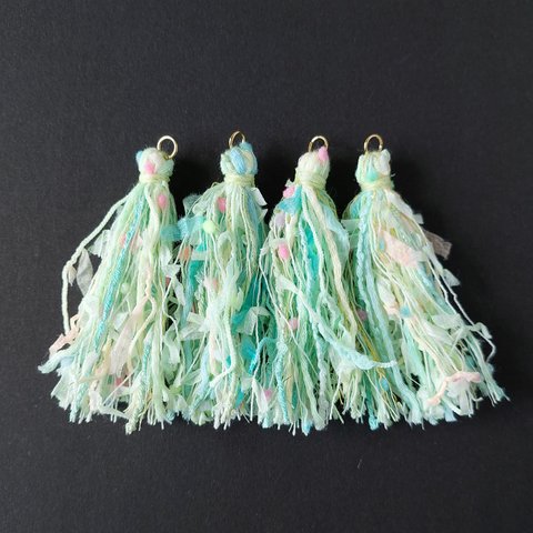 「引き揃え糸 タッセル(6)」素材糸　パーツ　手染め糸　グリーン　春　緑