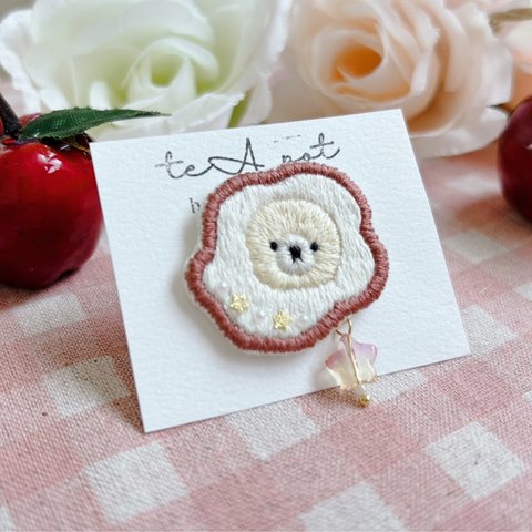 SALE 目玉焼きくま　刺繍　ピンバッチ