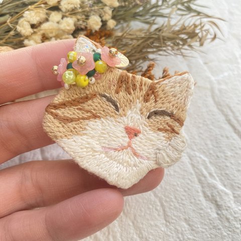 花冠のネコ  刺繍ブローチ/コサージュ