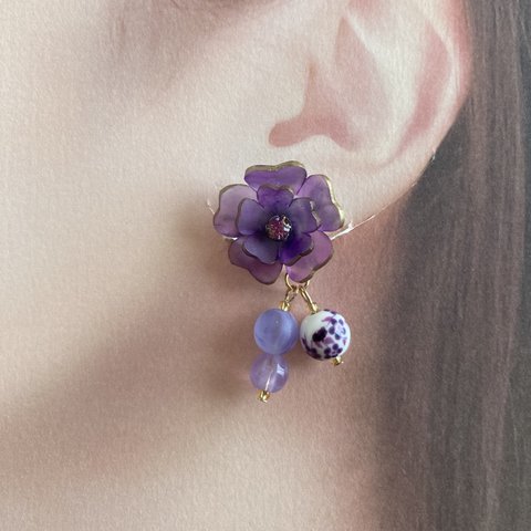 紫の小花のイヤリング  