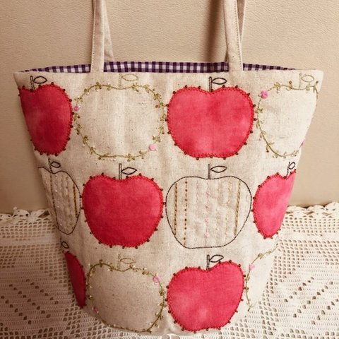 りんごのアップリケと刺繍のバッグ(再販）