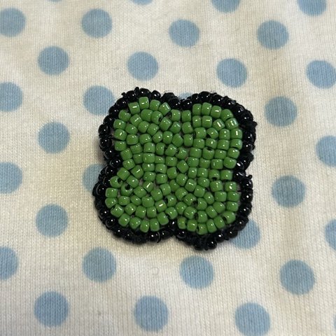 ビーズ刺繍ブローチ　クローバー