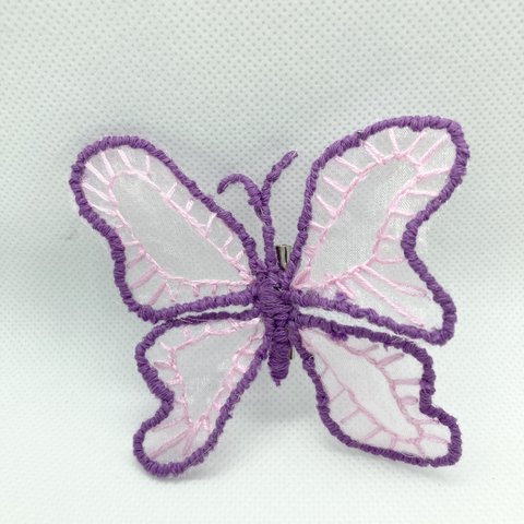 ぐにぐに曲がる紫の蝶のブローチ