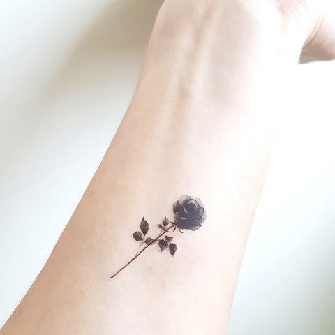 可憐な一輪の薔薇の花（黒いバラ）のタトゥーシール