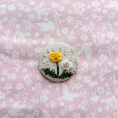 たんぽぽの刺繍ブローチ　くるみボタン