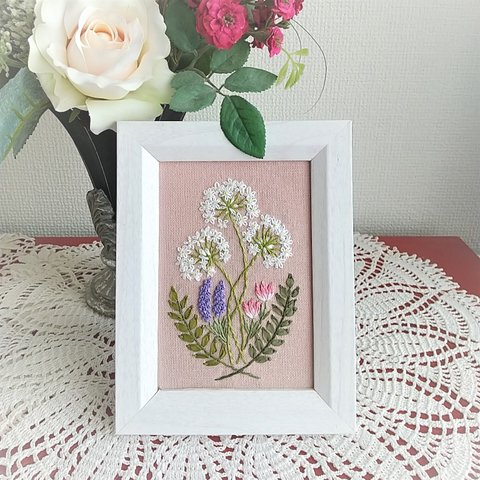 ★フレームを選べる　刺繡フレーム　白い小さなお花　レースフラワーとラベンダー＆ムスカリ