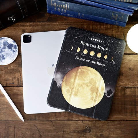 架空の洋書、月の事柄が描かれた "RIDE THE MOON" iPadケース