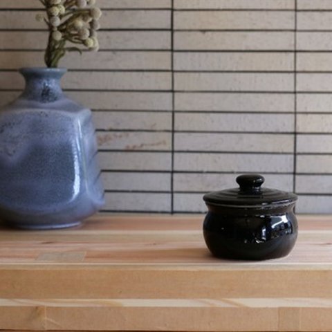 1600年創業 13代目職人 加藤さんのつくる甕（かめ）1合・黒（蓋物・漬物入れ・調味料入れ）梅干し約7個ほど入ります 