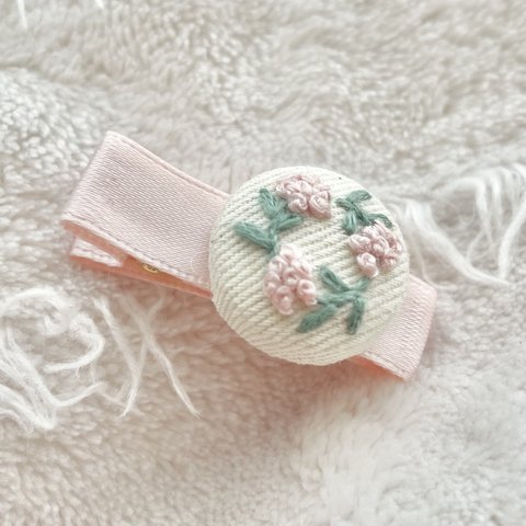 送料無料✨ 【刺繍】お花のベビーヘアクリップ💐　くるみボタン　ヘアピン　アクセサリー　ベビー　キッズ　子ども　こども　子供　赤ちゃん　ドール　犬　ペット