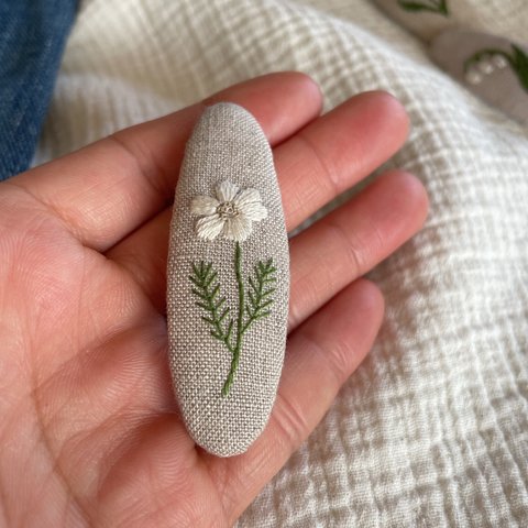 ナチュラル刺繍パッチンピン