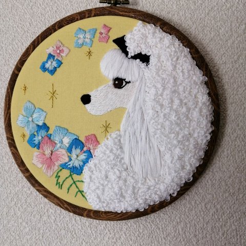 ホワイトプードル刺繍壁飾り（大）