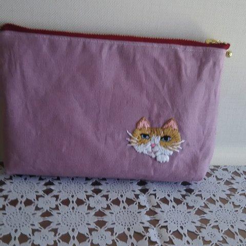 猫ちゃん刺繍ポーチ