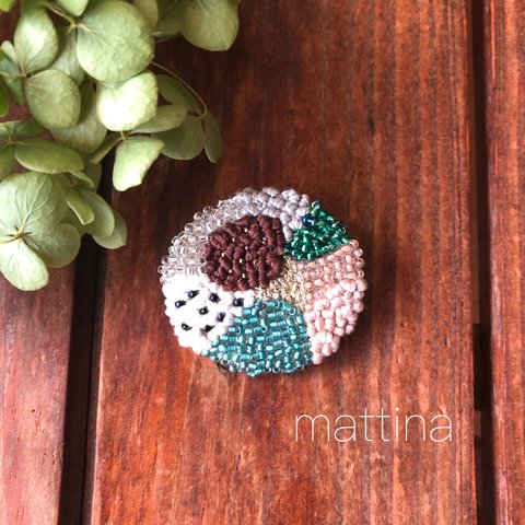 ビーズ刺繍ブローチ