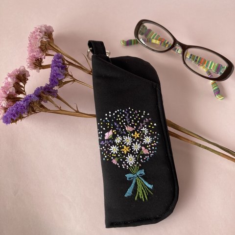 かすみ草の花束の眼鏡ケース