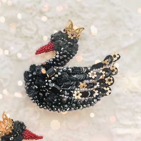 Black swan 【ブローチ】オートクチュール刺繍