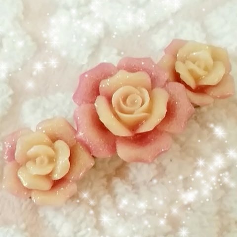 ピンク色の薔薇の髪どめ